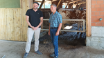 Thomas Steinberger, wissenschaftlicher Projektleiter und Eduard Zgraggen, Betriebsleiter stehen vor dem Kuhstall.