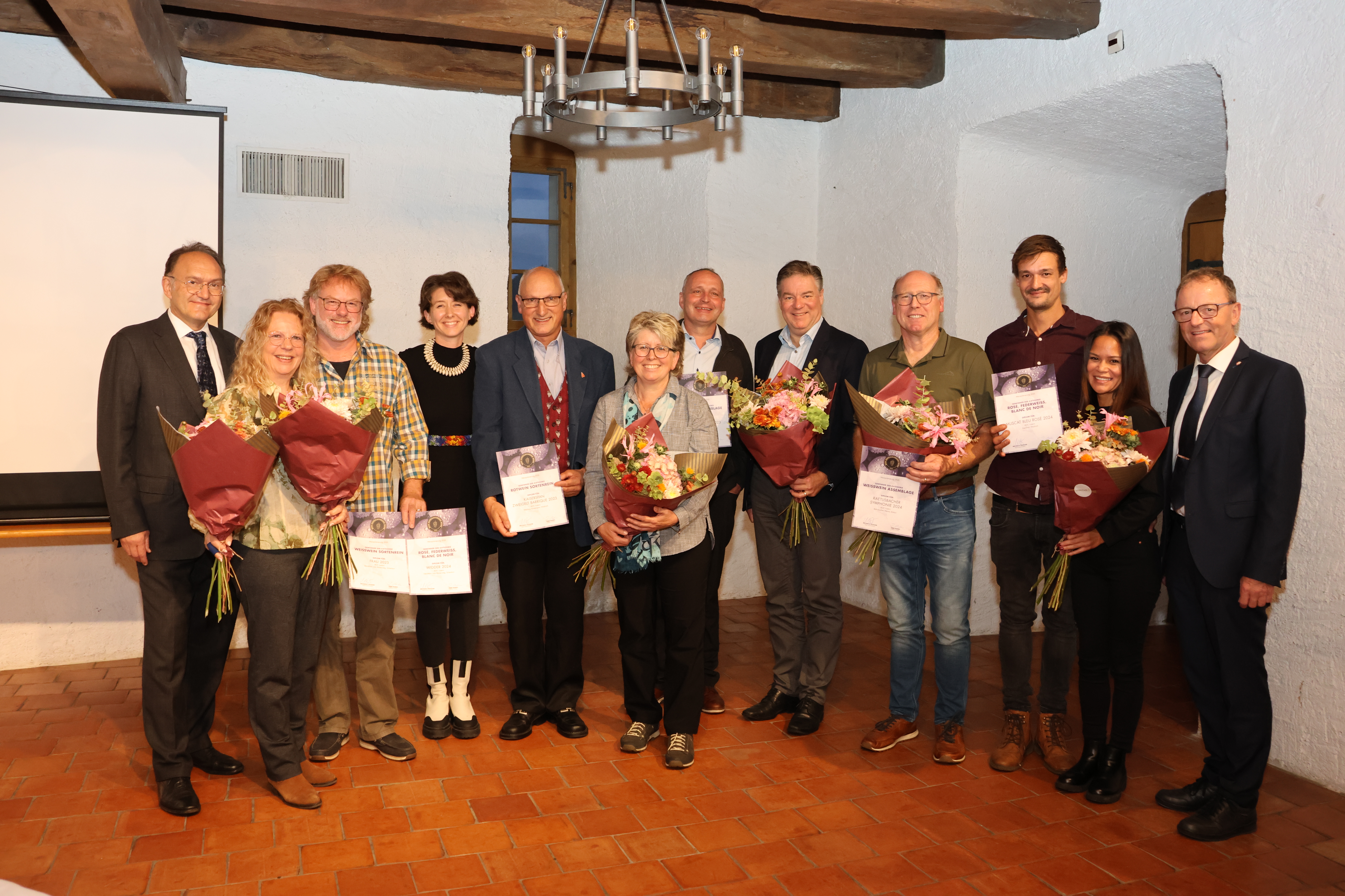 Gesamtfoto Sieger: Ivan Barbic, Master of Wine, Inge & Bruno Steiner, Schenkon, Sarah Mächler & Andreas Bachmann & Edith Mächler, Hitzkirch, Josef Estermann & Renato Isella, Hohenrain, Armin Sticher, Ebikon, Daniel Fassbind & Sheila Iseli, Hitzkirch, Hubert Schumacher, Kantonsratspräsident OW