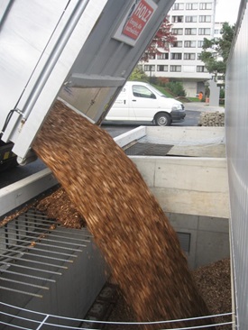 Silo mit Holzschnitzel fuellen